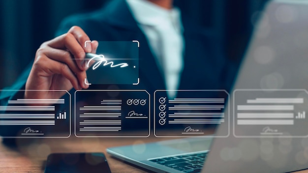 Signatura eletrónica gestão de documentos lugar de trabalho sem papel exigindo gestão de documentos homem assina um documento eletrónico num documento digital num ecrã de caderno virtual usando uma caneta