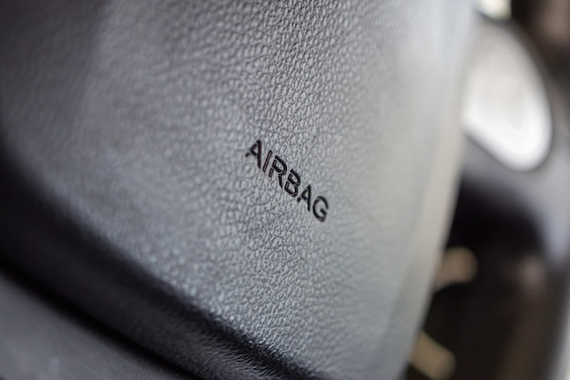 Signo de airbag de seguridad en el volante del coche