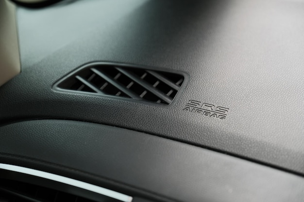 Signo de airbag del sistema de sujeción suplementario SRS en el salpicadero del coche