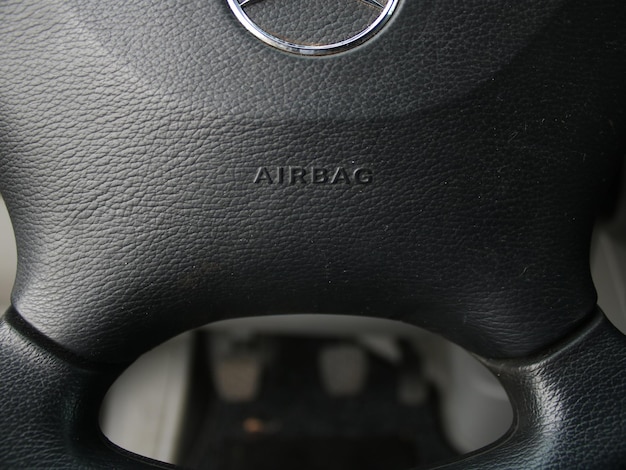 Signo de airbag en el volante de un Mercedes Benz Sprinter Van