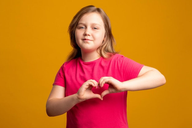 Signo de amor niño de apoyo admiración simpatía compasión aliento seguro joven en rosa