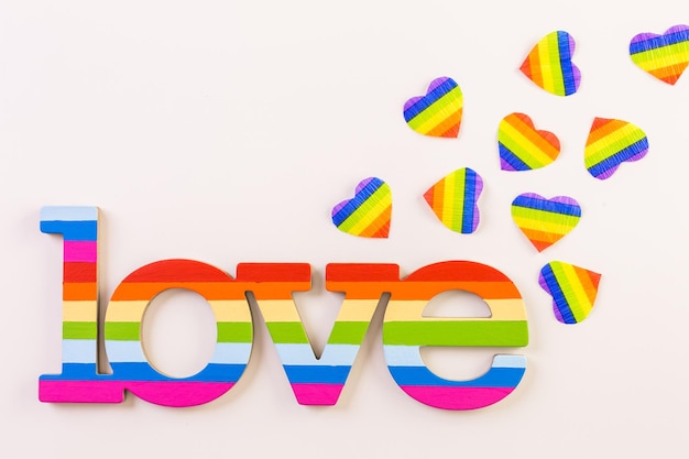 Signo de amor del orgullo gay del arco iris sobre un fondo blanco.