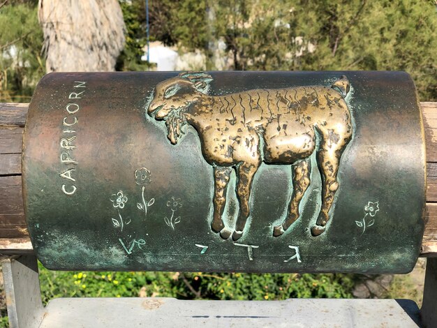 Signo astrológico de metal capricornio inglés y hebreo en el puente de los deseos en la ciudad vieja de yaffa israel