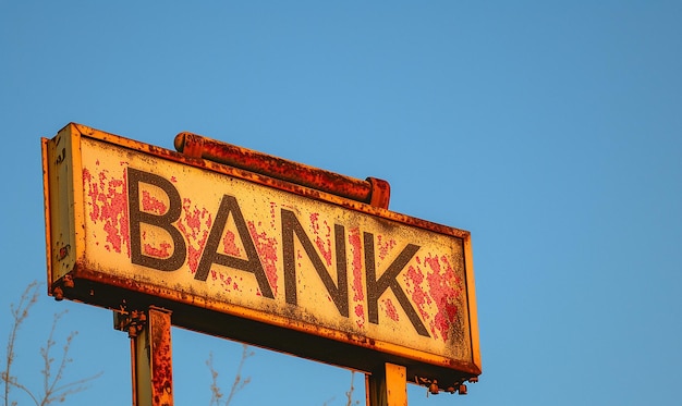 Foto el signo del banco y el cielo azul