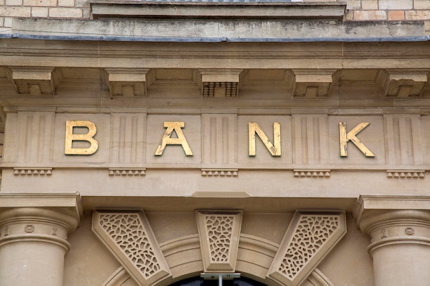 Signo de banco en la fachada del edificio