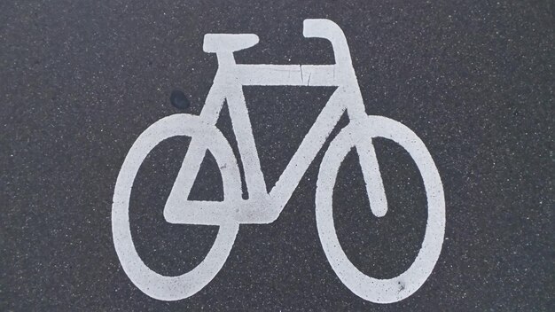 Foto signo de bicicleta en la calle