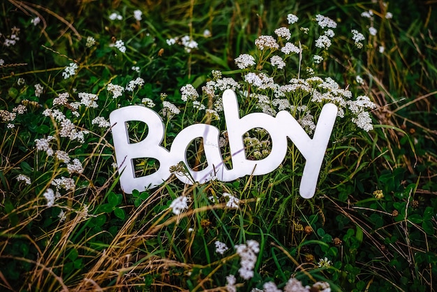 Signo blanco Bebé en el jardín