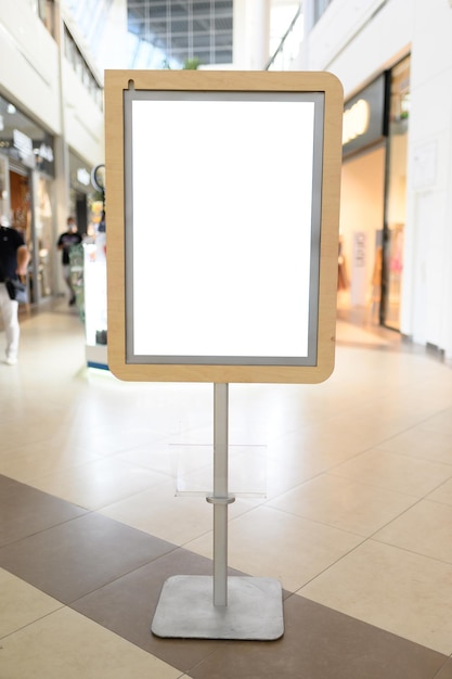 Signo en blanco con espacio de copia para su mensaje de texto o contenido simulado en un centro comercial moderno