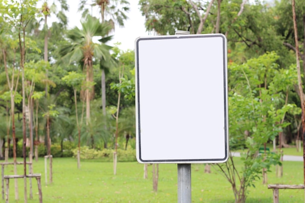 Signo en blanco sobre fondo de jardín