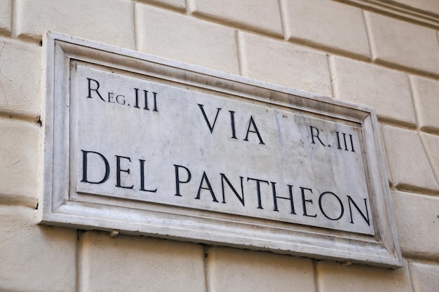 Signo de la calle Via Del Pantheon en Roma Italia