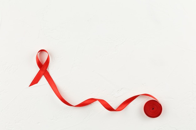 Signo de cáncer cinta roja sobre la mesa