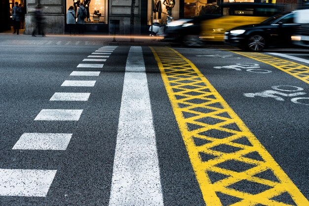 Foto signo de carretera en una calle de la ciudad