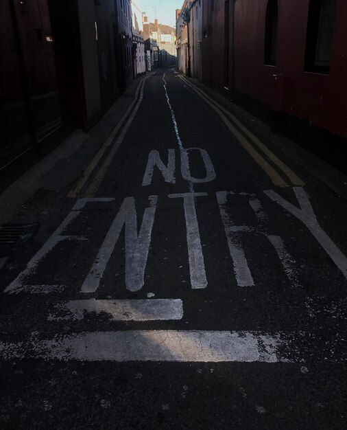 Signo de carretera en una calle de la ciudad