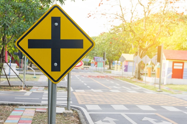 Foto signo de carretera en una calle de la ciudad