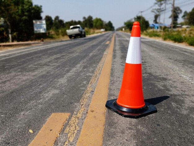 Foto signo de carretera en una calle de la ciudad