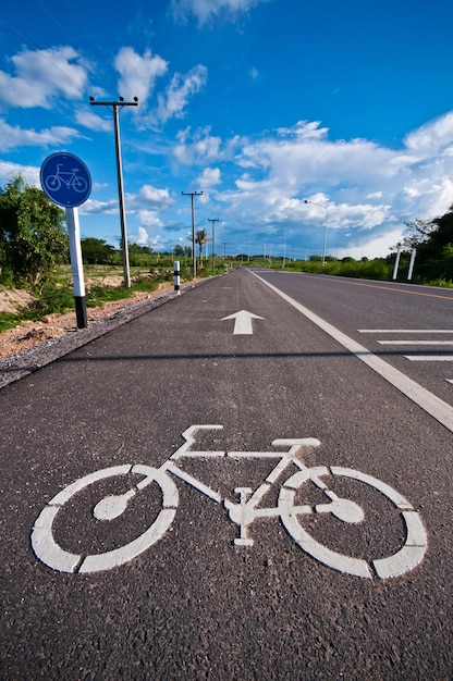 Foto signo de carretera en la calle contra el cielo