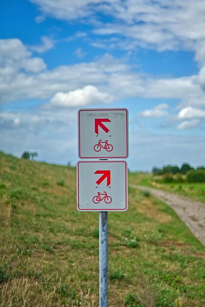 Foto signo de carretera en el campo contra el cielo