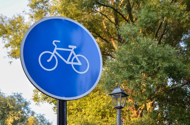 Signo de carril bici en el parque de la ciudad. Alertando a los peatones sobre el movimiento de ciclistas. Infraestructura ciclista