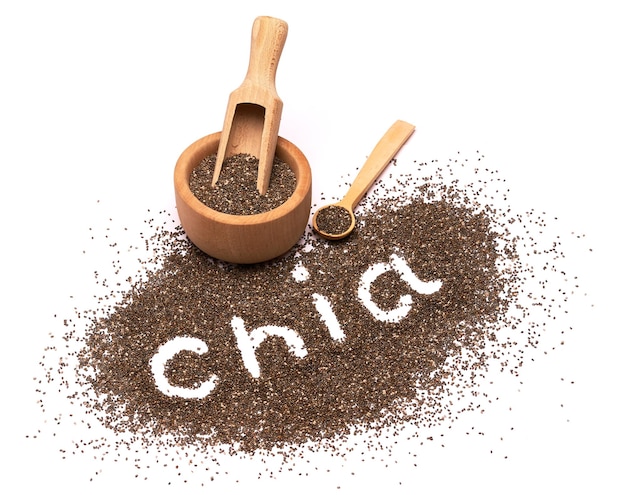 Signo de Chia palabra hecha de semillas naturales orgánicas aisladas sobre fondo blanco.