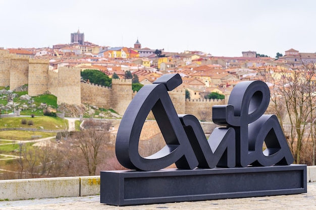Signo de la ciudad de Ávila con vistas de fondo de la ciudad amurallada, España.