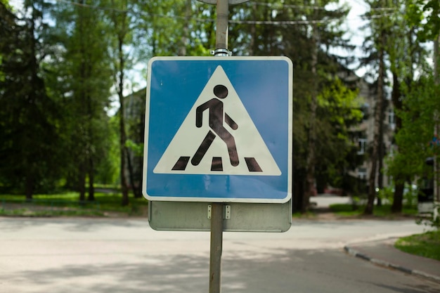 Signo de cruce de peatones en Rusia cruce de peones en la calle