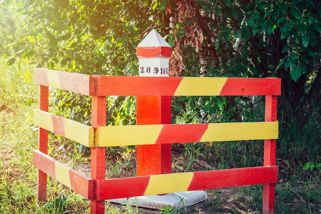 Signo de cuarto rojo y amarillo en el bosque de verano