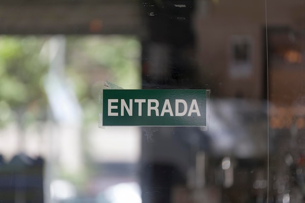 Foto signo de entrada en español