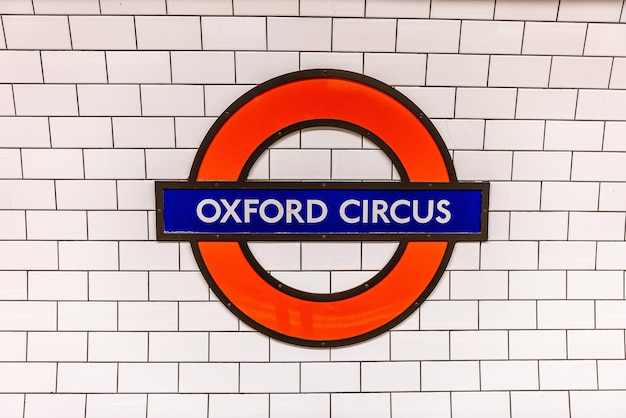 Signo de la estación de metro de oxford circus subterráneo en londres