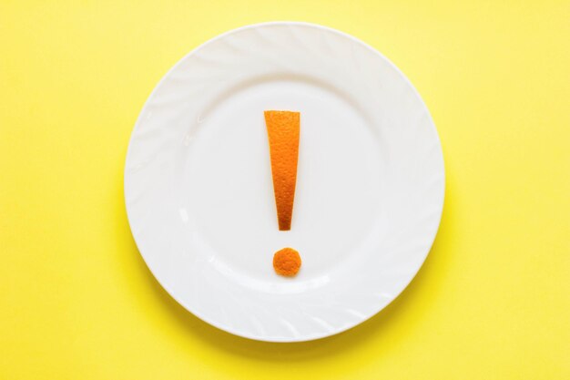 signo de exclamación en un plato concepto de alimentación saludable estrategia de pérdida de peso advertencia de alergia