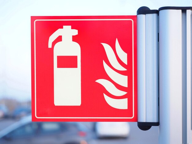 Signo de extintor de incendios en el aparcamiento al aire libre
