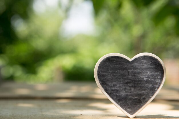 Signo en forma de corazón con espacio para texto de saludo fondo verde natural al aire libre