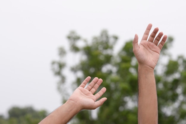 Signo de gesto de mano masculina al aire libre