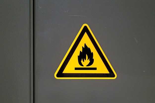 Foto signo inflamable en una puerta de metal