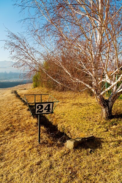 Foto signo de información en el campo contra el cielo