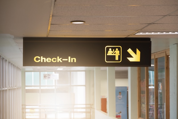 Signo de información de control amarillo en un aeropuerto.