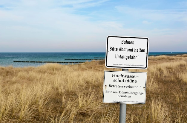 Foto signo de información en la playa contra el cielo