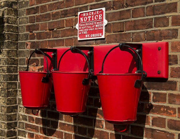 Foto signo de información rojo en una pared de ladrillo