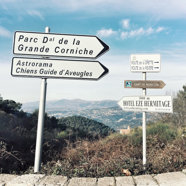 Foto signo informativo sobre el paisaje contra el cielo