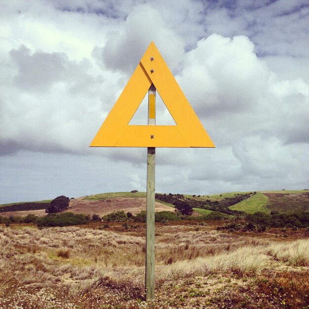Signo informativo sobre el paisaje contra el cielo