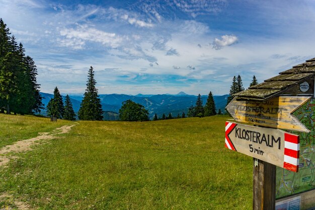 Foto signo informativo sobre el paisaje contra el cielo