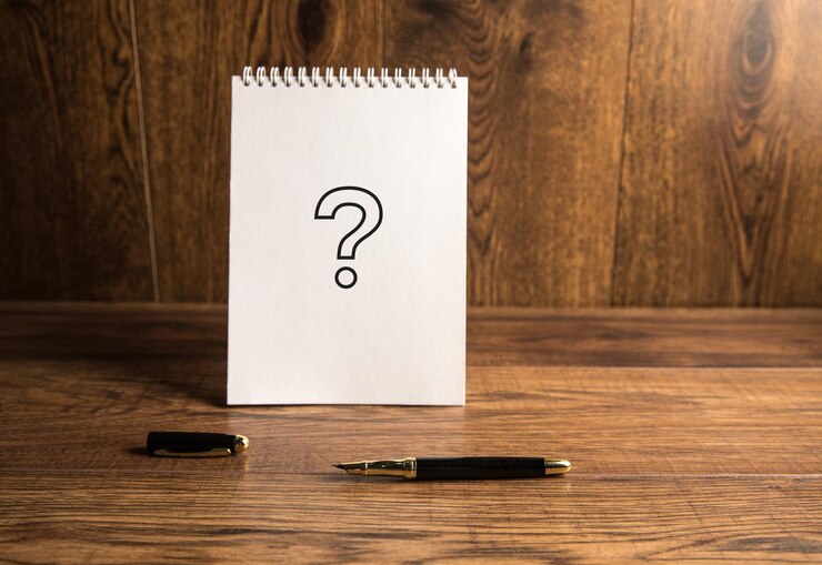 Foto signo de interrogación en un bloc de notas