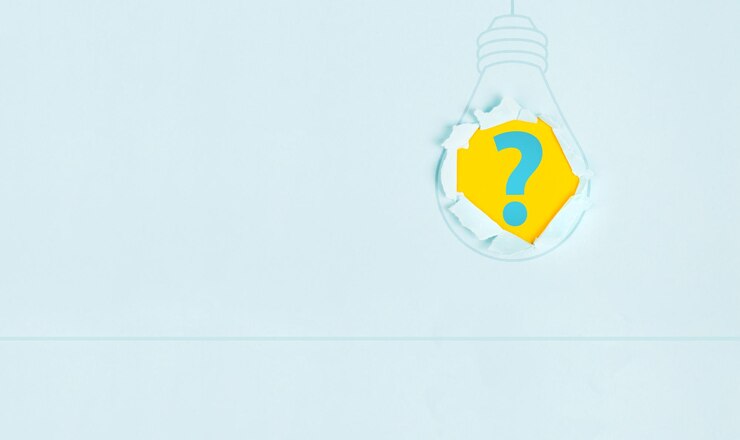 Foto signo de interrogación en la bombilla tener una idea de marketing y concepto de negocio lluvia de ideas para nuevos