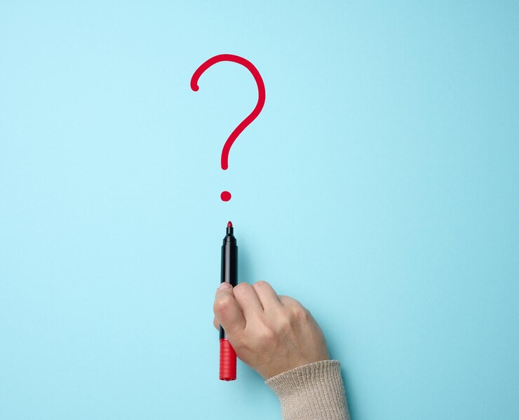 Foto signo de interrogación dibujado a mano con un marcador rojo sobre un fondo azul buscar una respuesta encontrar la verdad