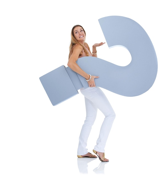 Signo de interrogación duda y mujer en estudio con signo para ideas de decisión y resolución de problemas en maqueta Pregunta confusa y elección de un modelo con fuente de icono o cartón para solución