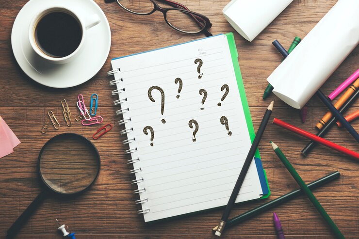 Foto signo de interrogación escrito en el cuaderno