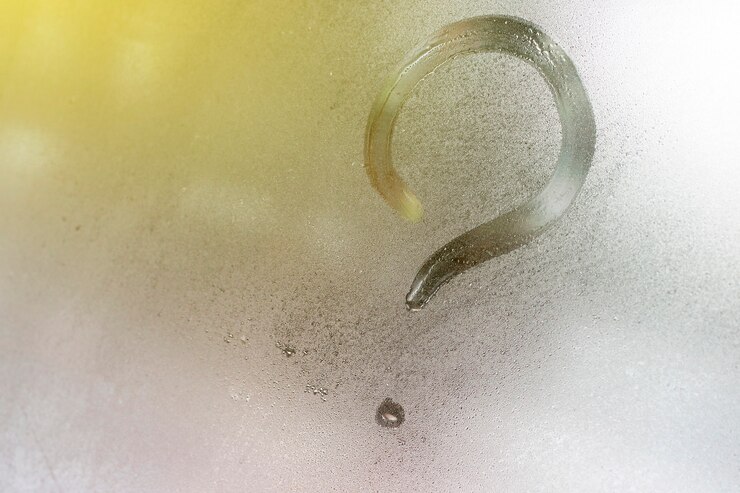 Foto signo de interrogación en el fondo de cristal de la ventana, tonificado