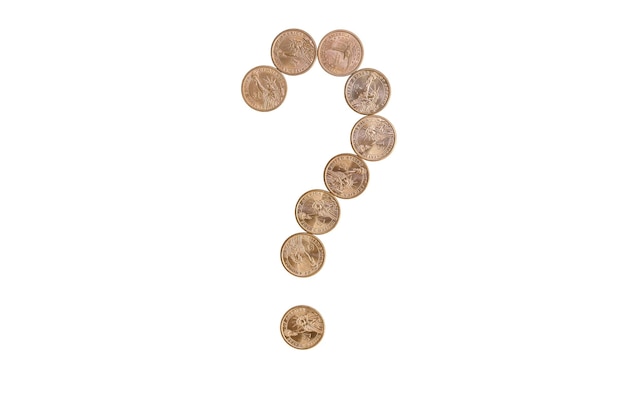 Signo de interrogación hecho con monedas. aislado en blanco