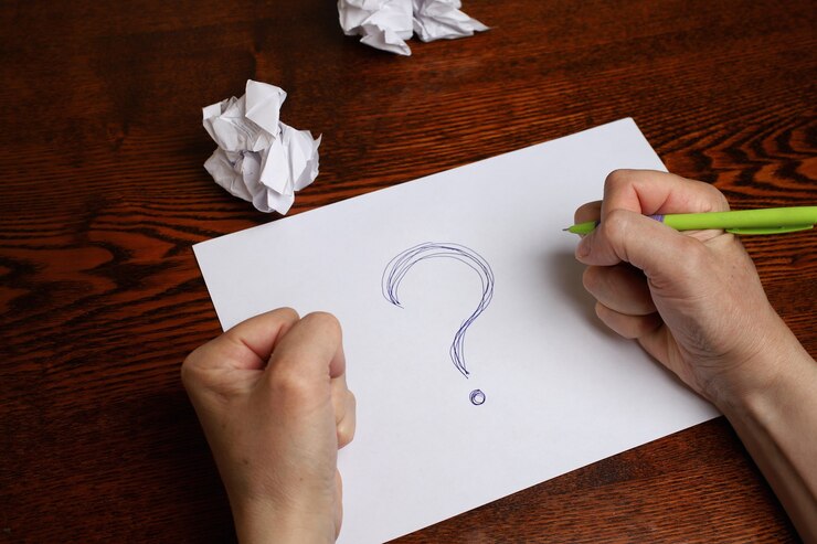 Foto signo de interrogación en una hoja de papel