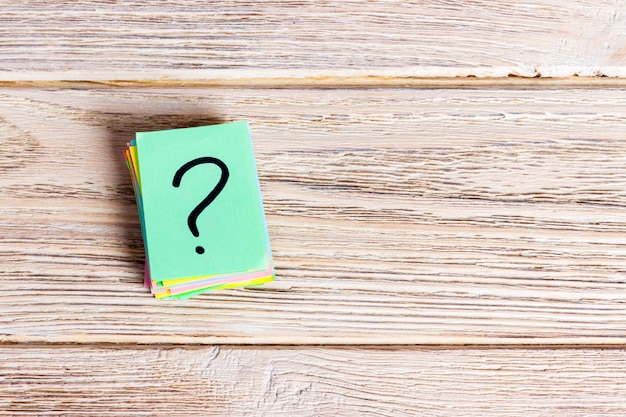 Signo de interrogación montón de papel en concepto de mesa para confusión