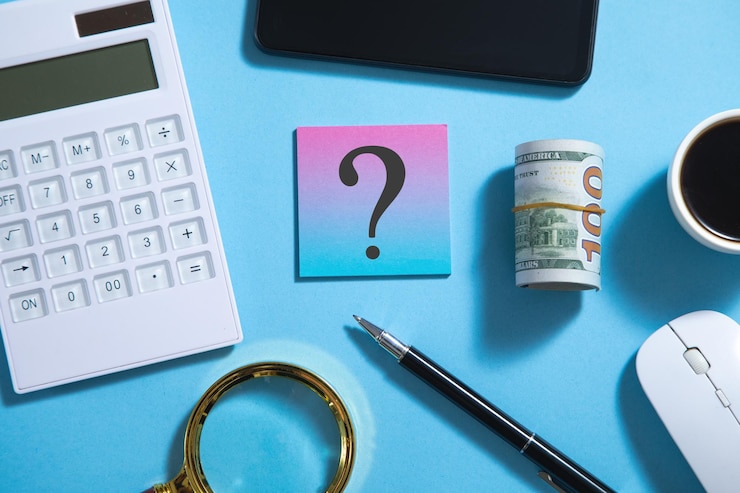 Foto signo de interrogación en una nota adhesiva con objetos comerciales